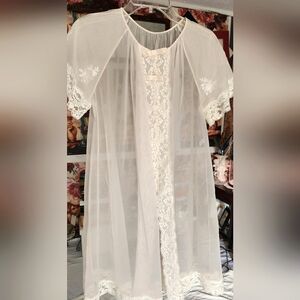 EXQUISITE VINTAGE ROBE WITH  ALECON LACE AND FLORAL EMBROIDERY